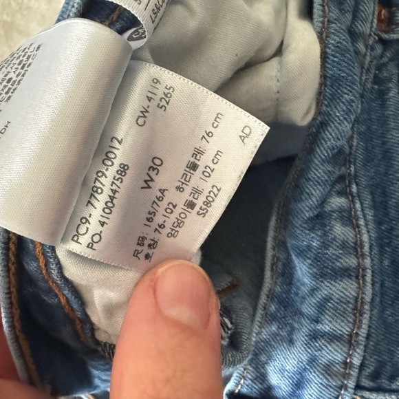 Levi's medium wash ribcage high rise frayed hem denim shorts size 30 - Picture 8 of 8